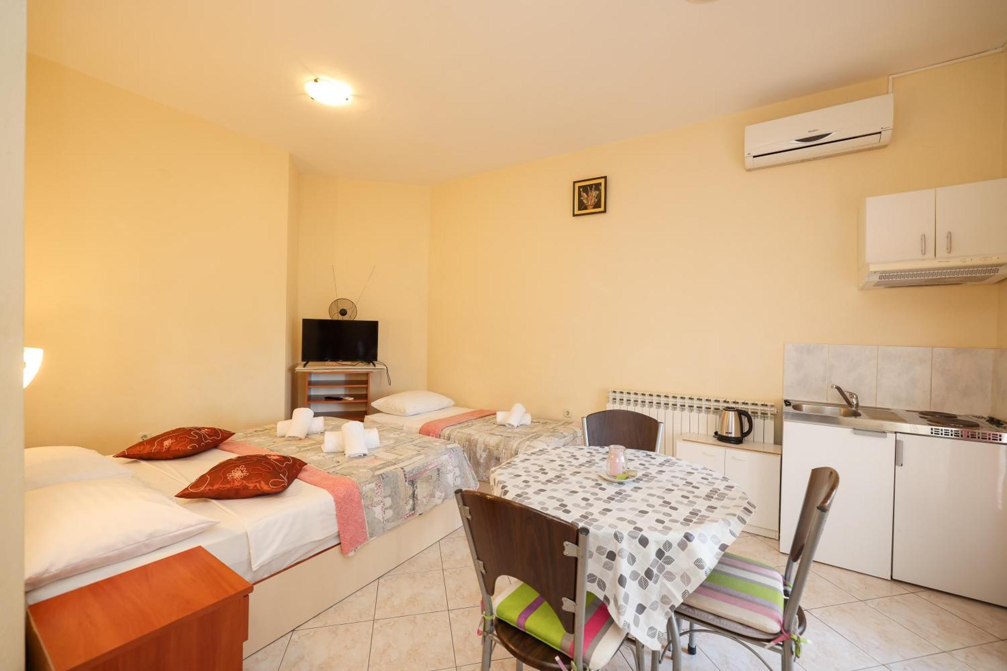 Sukošan Beachfront Apartments Jermen מראה חיצוני תמונה